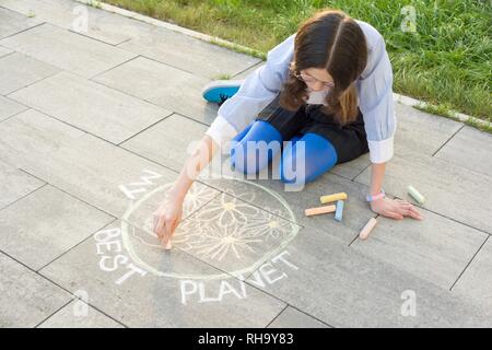 Junges Mädchen zieht farbige Kreide auf den Asphalt zeichnen - meine besten Planeten Stockfoto