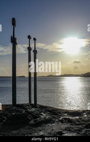 Drei Eisen Schwerter in einem Rock, sverd i Fjell bei Sonnenuntergang, Stavanger, Norwegen Stockfoto