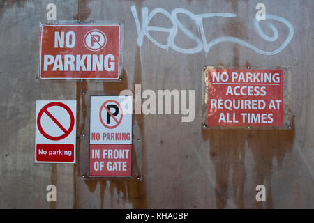 Keine Parkplätze Zeichen an der Wand im East Dulwich, London, England Stockfoto