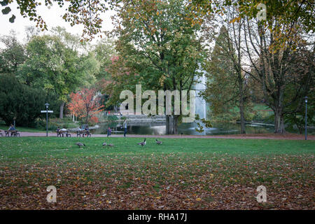 Essen, Deutschland - Oktober 10, 2018: Zeit - die Stimmung in der Stadtgarten in Essen. Stockfoto