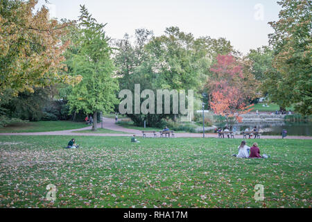 Essen, Deutschland - Oktober 10, 2018: Zeit - die Stimmung in der Stadtgarten in Essen. Stockfoto