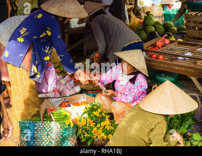 Hoi An, Vietnam; Frauen in traditionellen konischen Hüte in der Old City Market Stockfoto