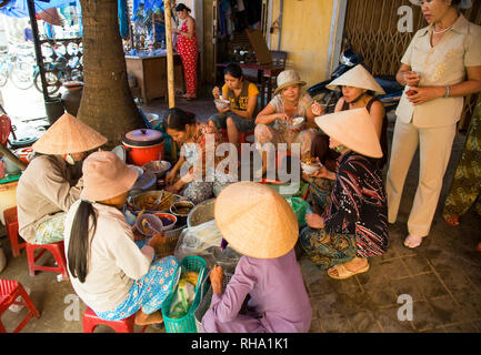 Hoi An, Vietnam; Frauen in traditionellen konischen Hüte in der Old City Market Stockfoto