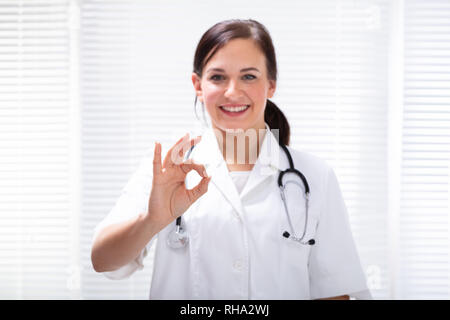 Gerne Ärztin Gestik Ok Zeichen in der Klinik Stockfoto