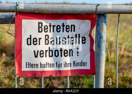 Beschilderung von einer Baustelle an einem Zaun: Betreten der Baustelle verboten! Eltern haften für ihre Kinder. Stockfoto