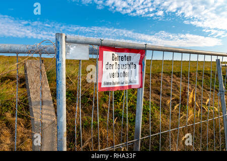 Beschilderung von einer Baustelle an einem Zaun: Betreten der Baustelle verboten! Eltern haften für ihre Kinder. Stockfoto