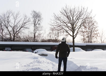 Mann geht in den Schnee Stockfoto