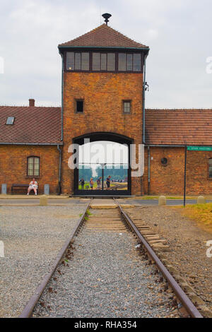 Oswiecim, Polen - 11. Juli 2018. Das Haupttor und Wachturm Birkenau-Auschwitz II. Stockfoto