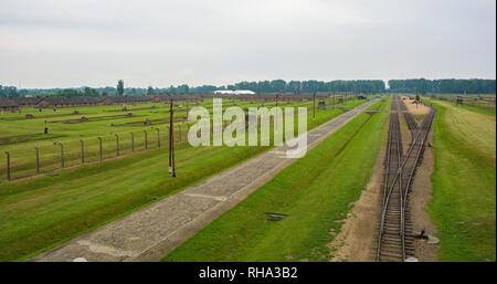 Birkenau-Auschwitz II gesehen vom Haupteingang und Wachturm Stockfoto