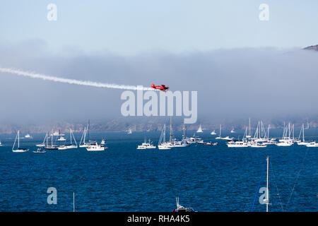 Red Baron Ansätze überfüllten Strand während der Blue Angels Air Show über die Bucht von San Francisco während der Flotte Woche Stockfoto