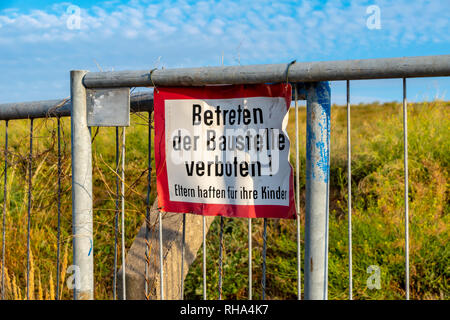 Beschilderung von einer Baustelle an einem Zaun: Betreten der Baustelle verboten! Eltern haften für ihre Kinder. Stockfoto