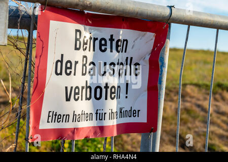 Beschilderung von einer Baustelle an einem Zaun: Betreten der Baustelle verboten! Eltern haften für ihre Kinder. Stockfoto