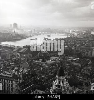 1950, historische, Antenne Blick über die Themse und die Stadt London, England, UK, Blick zurück von Blackfairs Brücke entlang des Flusses. Die von den Römern, den Großraum London hat fast 9 Millionen Menschen, die darin leben, die größte in Europa gegründet. Stockfoto