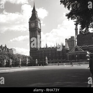 1950er Jahre, Blick auf den Uhrturm (Big Ben) und der Palast von Westminster, die beiden Häuser des Parlaments von der britischen Regierung in London, England, UK. Stockfoto