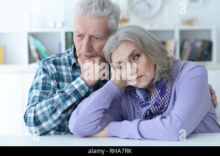 Portrait von traurigen senior Paar zu Hause posieren Stockfoto