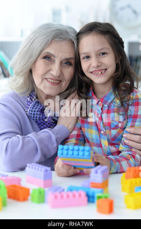 Curly kleines Mädchen und ihre Großmutter spielen Stockfoto