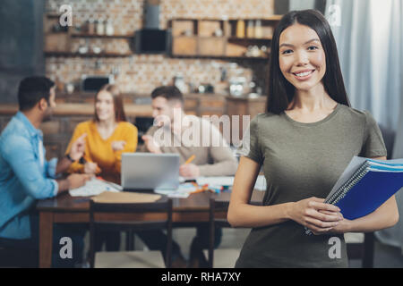 Asiatische Frau Kollegin Sammeln von Daten Stockfoto