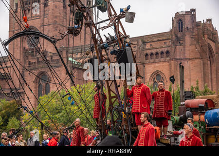 Kleiner Junge Riese Pässe Kathedrale, Liverpool's Dream Stockfoto