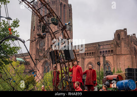 Kleiner Junge Riese Pässe Kathedrale, Liverpool's Dream Stockfoto