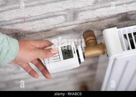 Nahaufnahme der Hand Einstellen der Temperatur am Kühler Stockfoto