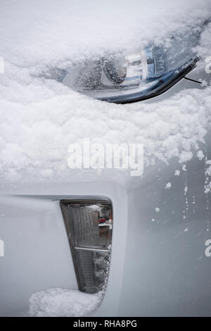 Detailansicht der vorderen und die Scheinwerfer eines Autos im Schnee Stockfoto