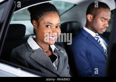 Close-up von zwei lächelnde Afrikanische Geschäftsleute, die mit dem Auto anreisen Stockfoto