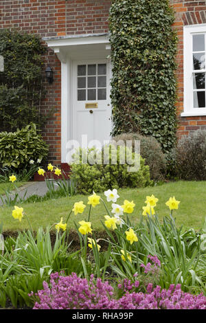 Vorgarten der A Heritage Home in Pinner, London im Frühling Stockfoto