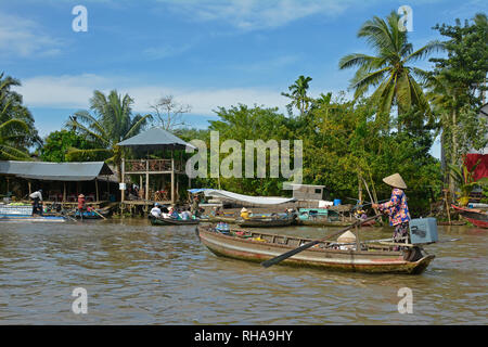 Phong Dien, Vietnam - am 31. Dezember 2017. Mit dem Boot auf dem Fluss am Phong Dien schwimmenden Markt in der Nähe von Can Tho im Mekong Delta Stockfoto