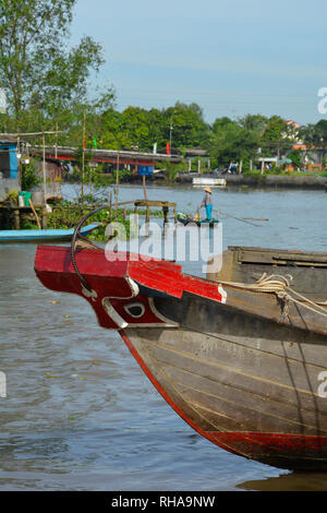Phong Dien, Vietnam - am 31. Dezember 2017. Die bemalte Bug eines Boot auf dem Fluss am Phong Dien schwimmenden Markt in der Nähe von Can Tho im Mekong Delta Stockfoto