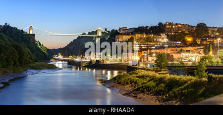 Clifton Bridge panning über den Fluss Avon in Bristol, UK. Stockfoto