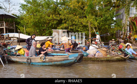 Phong Dien, Vietnam - am 31. Dezember 2017. Touristische auf einem Boot Tour am Phong Dien schwimmenden Markt in der Nähe von Can Tho im Mekong Delta Stockfoto