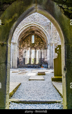County Clare, Irland: Corcomroe Abbey Ruinen (St. Maria von den fruchtbaren Rock), Zisterzienser Kloster in der Nähe von Bellharbor in Glennamannagh und Ballyv entfernt Stockfoto
