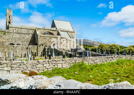 County Clare, Irland: Corcomroe Abbey Ruinen (St. Maria von den fruchtbaren Rock), Zisterzienser Kloster in der Nähe von Bellharbor in Glennamannagh und Ballyv entfernt Stockfoto