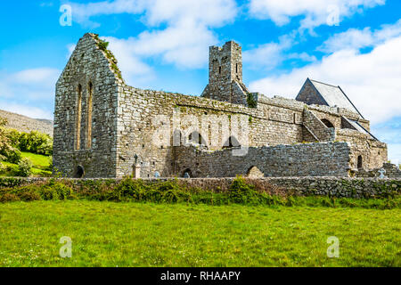County Clare, Irland: Corcomroe Abbey Ruinen (St. Maria von den fruchtbaren Rock), Zisterzienser Kloster in der Nähe von Bellharbor in Glennamannagh und Ballyv entfernt Stockfoto