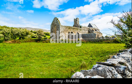 County Clare, Irland: Corcomroe Abbey Ruinen (St. Maria von den fruchtbaren Rock), Zisterzienser Kloster in der Nähe von Bellharbor in Glennamannagh und Ballyv entfernt Stockfoto