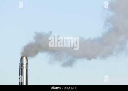 Verunreinigung der Luft durch eine Biomasse Schornstein Rauchrohr weißer Rauch Stockfoto