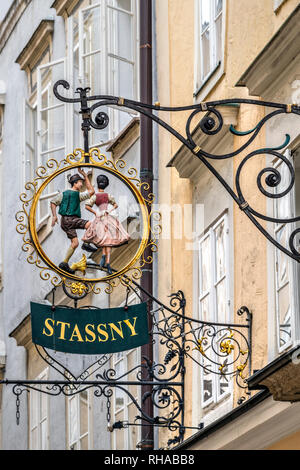 Gilde Zeichen, Getreidegasse Fußgängerzone, Salzburg, Österreich Stockfoto