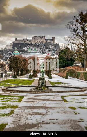 Die Gärten von Schloss Mirabell oder Schloss Mirabell in einem Snow Day, Salzburg, Österreich Stockfoto
