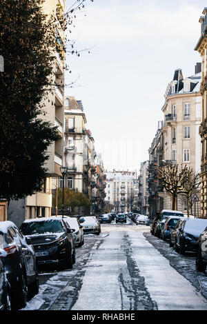 Straßburg, Frankreich, 18. Dezember 2018: Typisch französische Straße mit Haussmann-gebäude Gebäude und Auto im Hintergrund in den frühen Winter Stockfoto