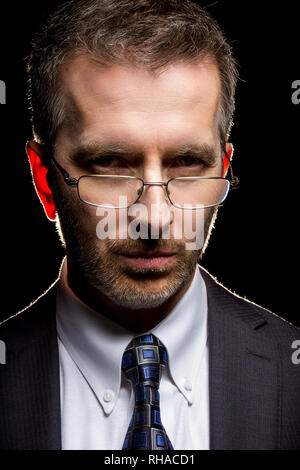 Ernsthafte Geschäftsmann auf der Suche nach Erfolg, weil der geschäftliche Probleme oder Stress bestimmt Stockfoto