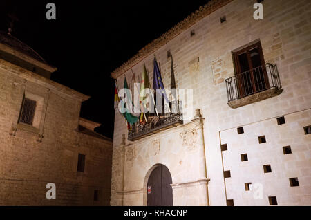 Castellar, Provinz Jaen, Andalusien, Spanien: Blick auf das Rathaus im Palacio de la Casa Ducal de Medinaceli platziert an der Plaza de la Constituc Stockfoto