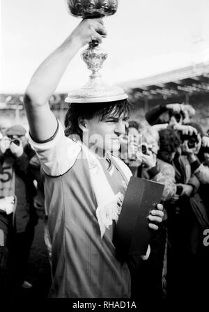 CHARLIE NICHOLAS mit LITTLEWOODS CUP, FC Arsenal, 1987 Stockfoto