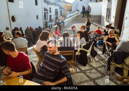 Granada, Andalusien, Spanien: Einheimische und Touristen in der Sonne sitzen im Freien Terrasse bar Taberna El 22 im Unesco Weltkulturerbe Altstadt Albaicin. Stockfoto