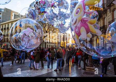 Granada, Andalusien, Spanien - Januar 5th, 2019: die Menschen in Puerta Real square Warten auf die Cabalgata de Reyes Magos (Kings' Day Parade sammeln) Stockfoto