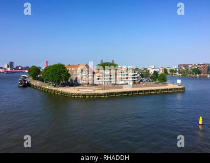 Schöne Aussicht von der Erasmus Brücke am Fluss Nieuwe Maas und Insel Noordereiland in Rotterdam, Niederlande Stockfoto