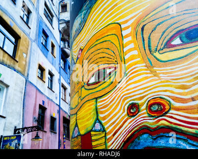 Wien, Österreich: Hundertwasser Haus und große Hundertwasser Gemälde in einem Museum Werbung Plakat. Stockfoto