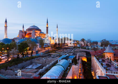 Istanbul, Türkei: Hohe Betrachtungswinkel der Hagia Sophia leuchtet in der Dämmerung und Ruinen des Großen Palast von Konstantinopel im Vordergrund. Die Hagia Sophia war Stockfoto