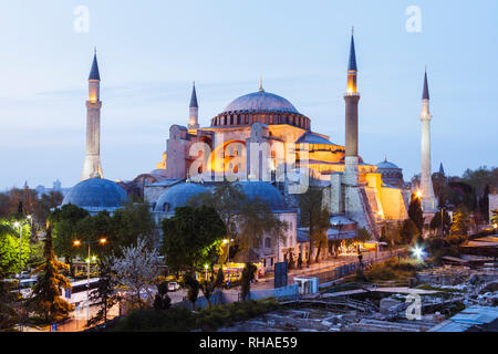 Istanbul, Türkei: Hohe Betrachtungswinkel der Hagia Sophia leuchtet in der Dämmerung. Die Hagia Sophia war die ehemalige griechische orthodoxe Kathedrale, und später Osmanische imperi Stockfoto