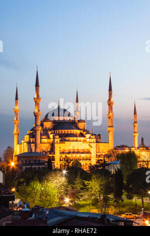Istanbul, Türkei: Blaue Moschee leuchtet in der Dämmerung. Die Blaue Moschee oder Sultan Ahmed Moschee wurde zwischen 1609 und 1616 gebaut. Stockfoto