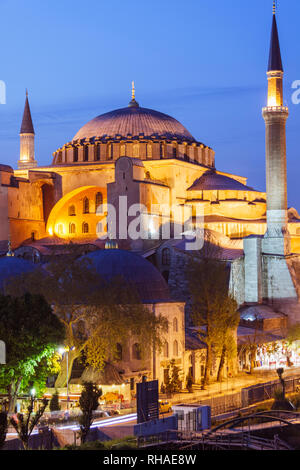 Istanbul, Türkei: Hagia Sophia bei Nacht beleuchtet. Die Hagia Sophia war die ehemalige griechische orthodoxe Kathedrale, und später Ottoman Imperial Moschee, jetzt con Stockfoto